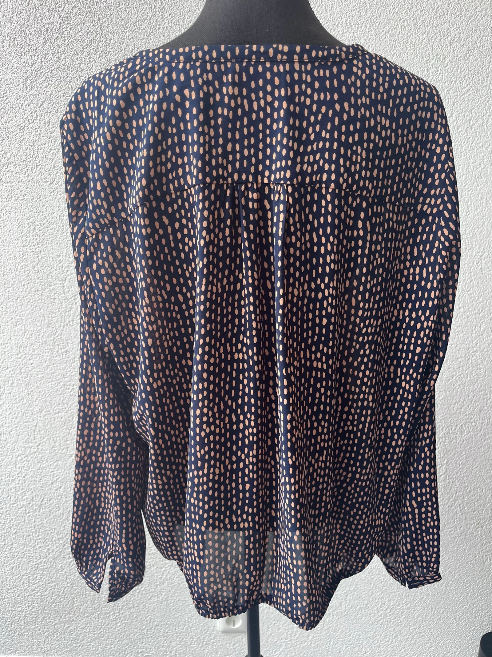 🌺 𝒎𝒛 | Blusa Norah | Azul escuro com pontos camel | Tamanho 44 | Caimento fluido – photo 4